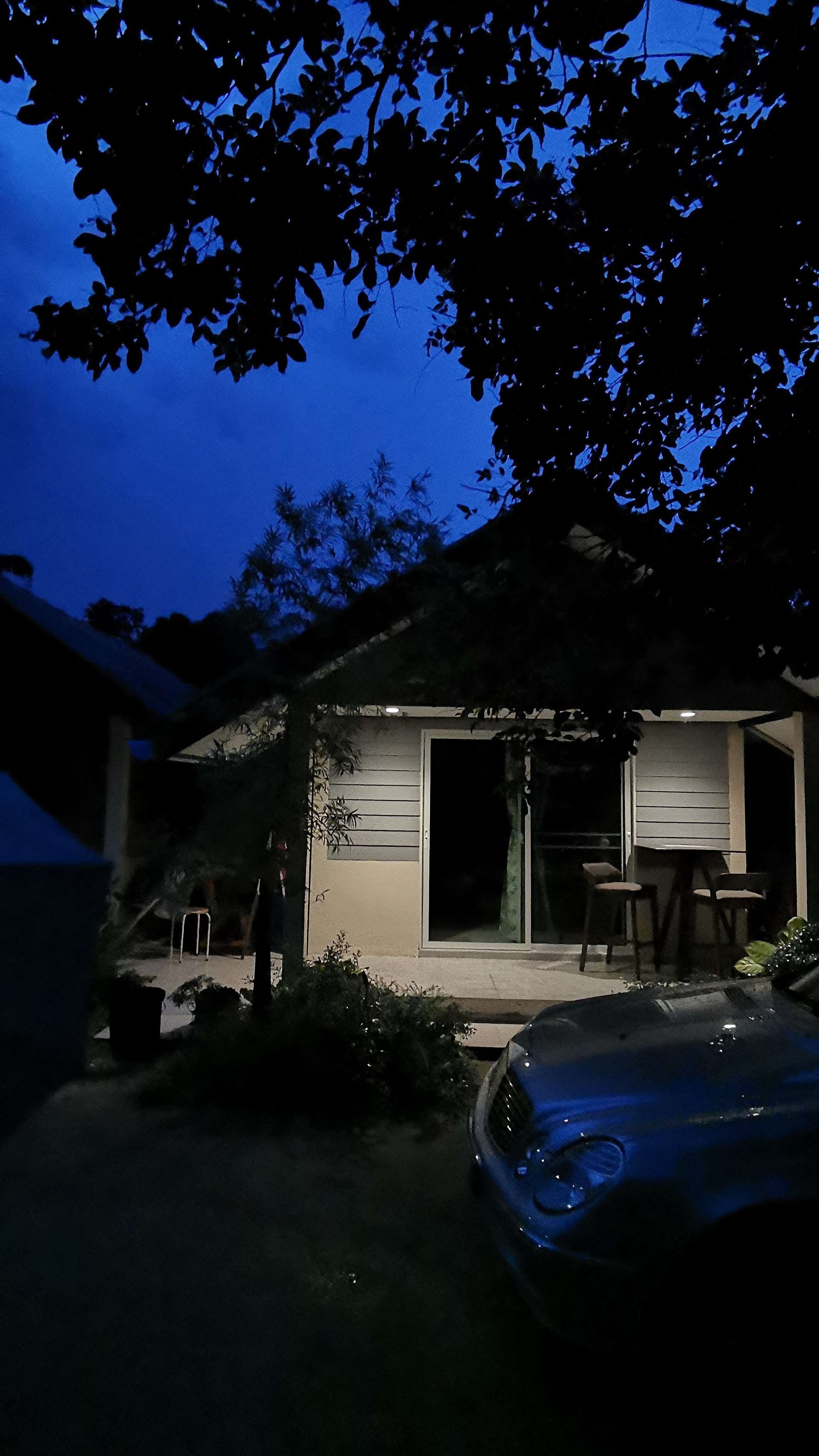 Naturally Cool: Bright guest room at Chaba Riverside Home catching cool slope drafts and the creek's refreshing microclimate.