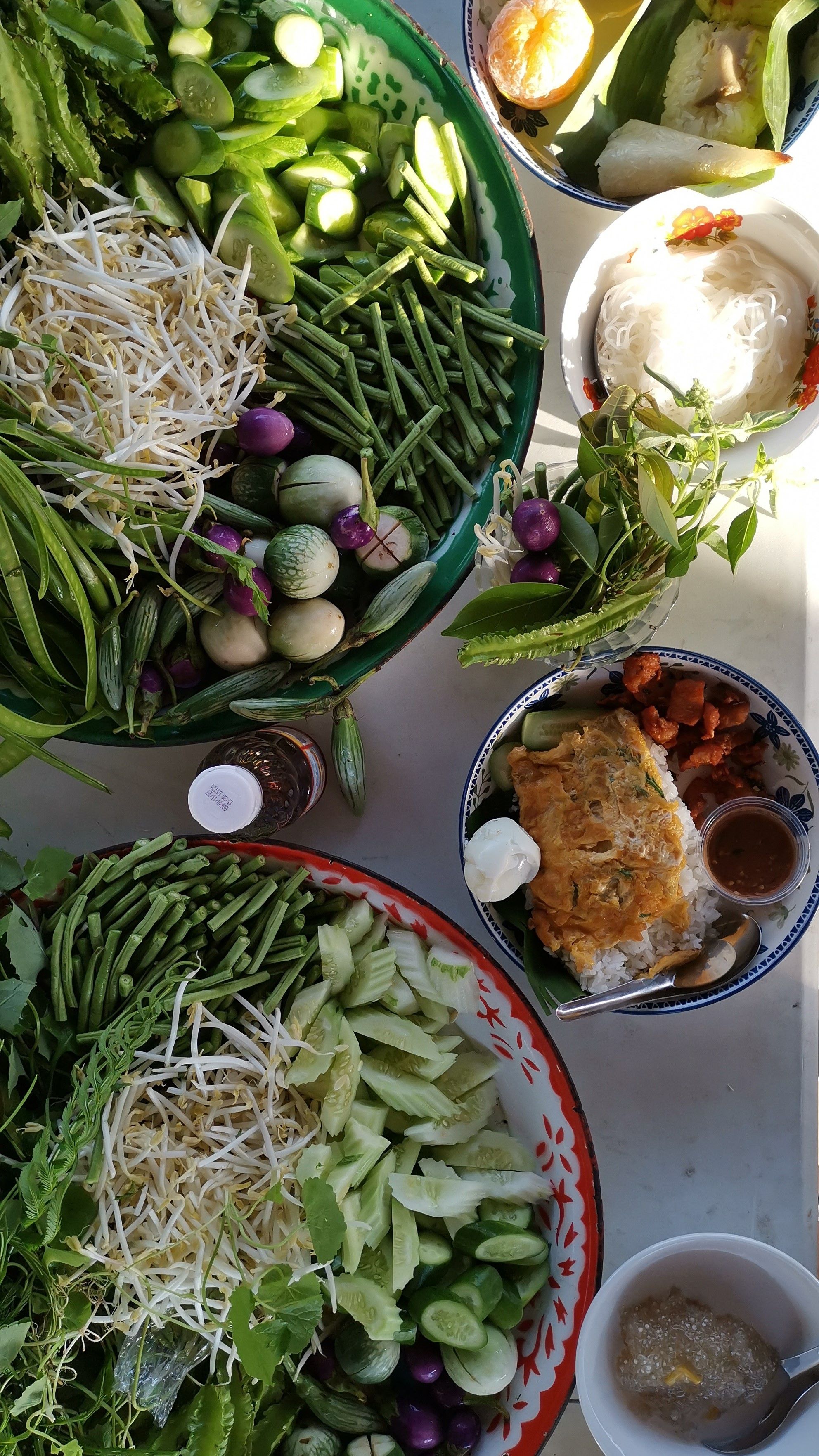 Local Khiri Wong breakfast including traditional pork porridge and kopi at a village market near Ta-Chai road.